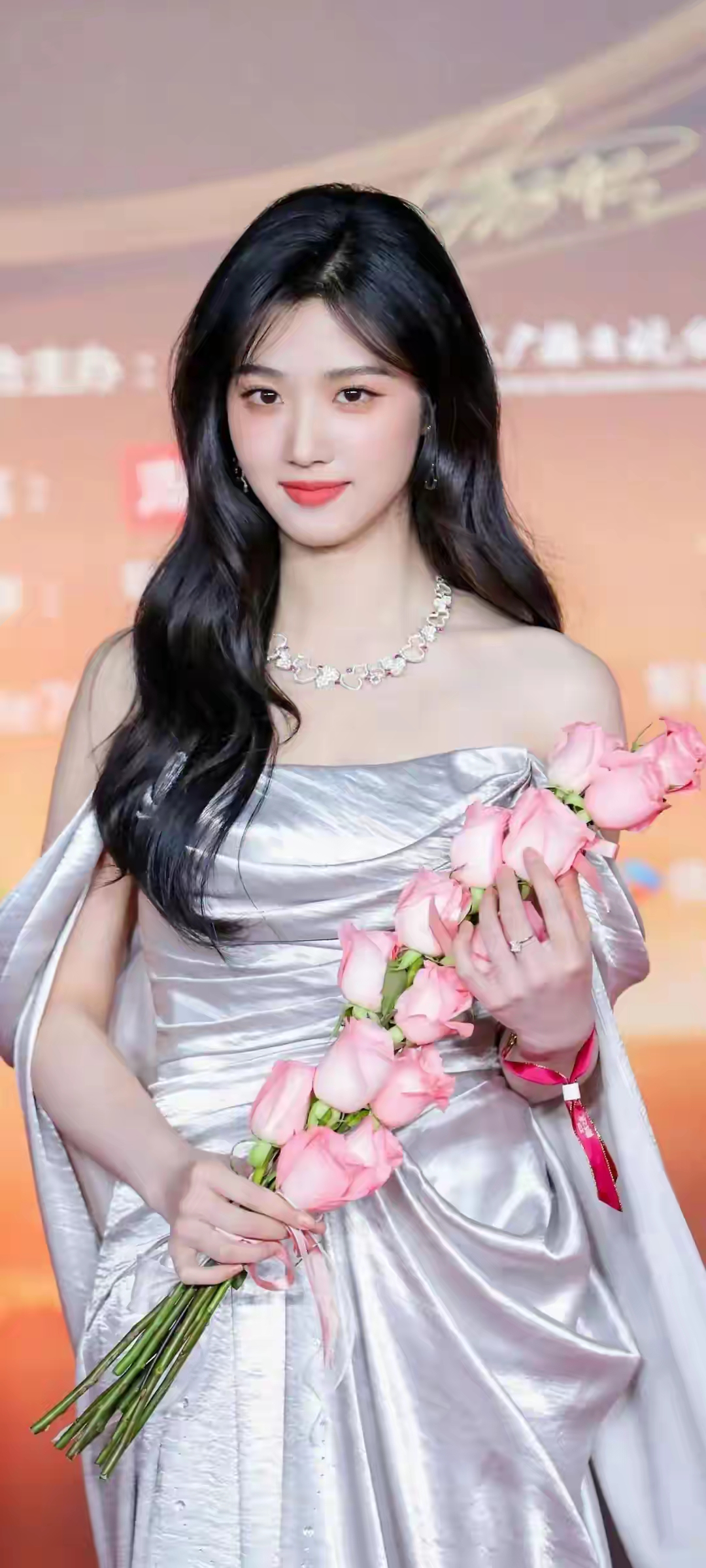 卢昱晓穿搭尽显好身材，女人味十足