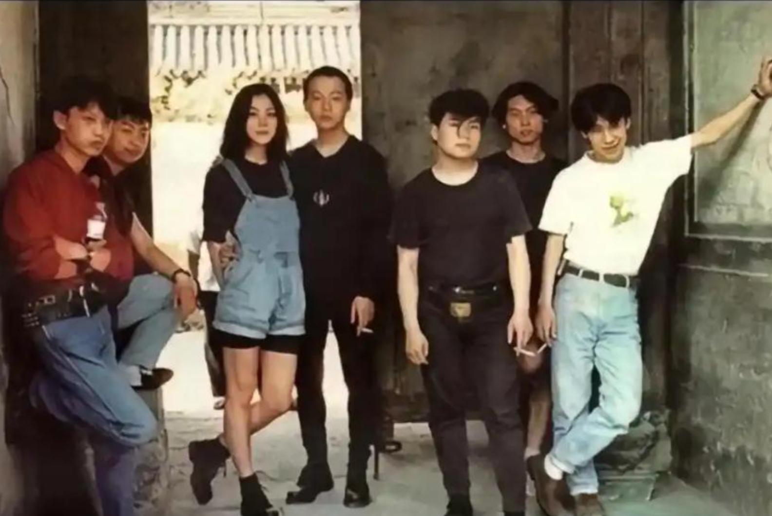 56岁窦唯现状：已定居阿那亚多年，骑电动车，买菜砍价，生活惬意