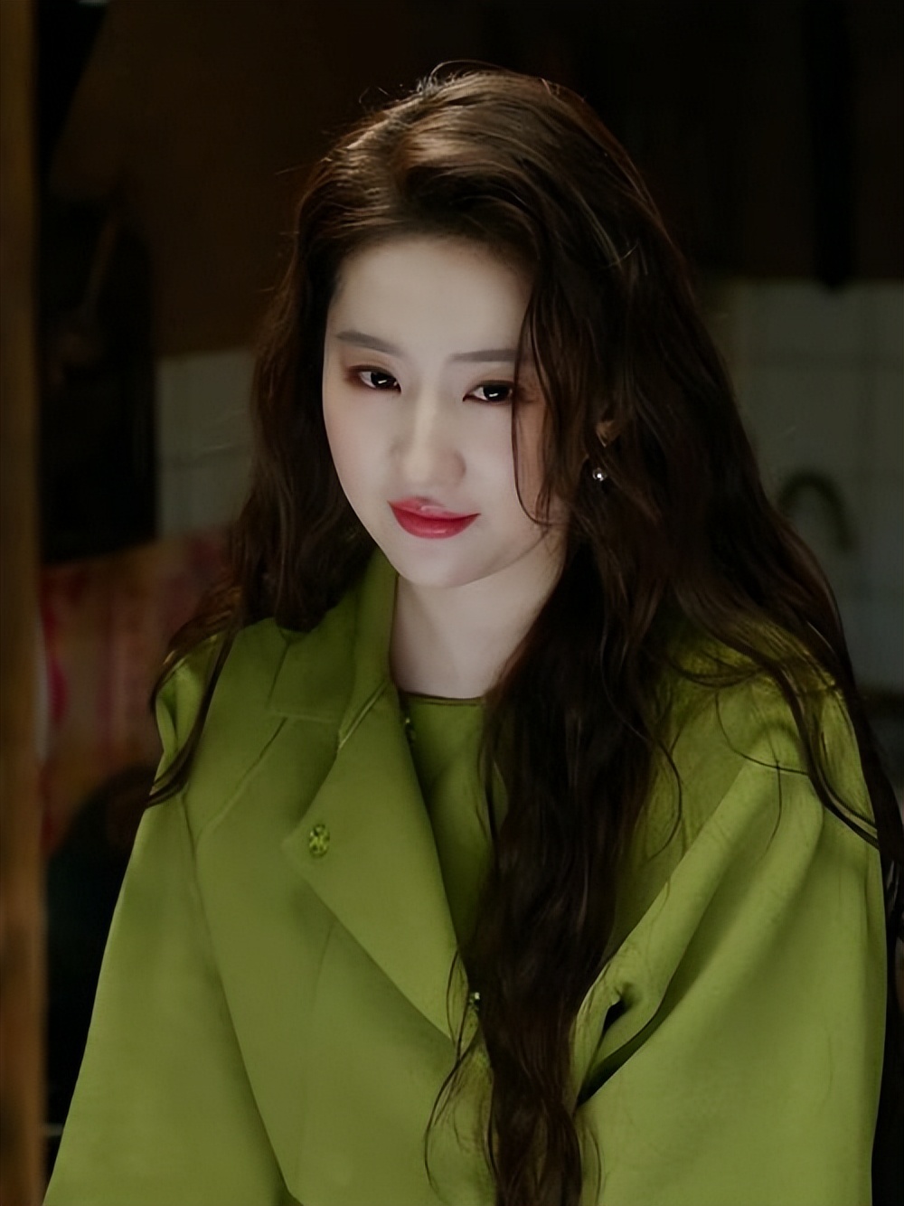 刘亦菲现实长什么样？路人镜头才是“照妖镜”，王晶的话有人信了