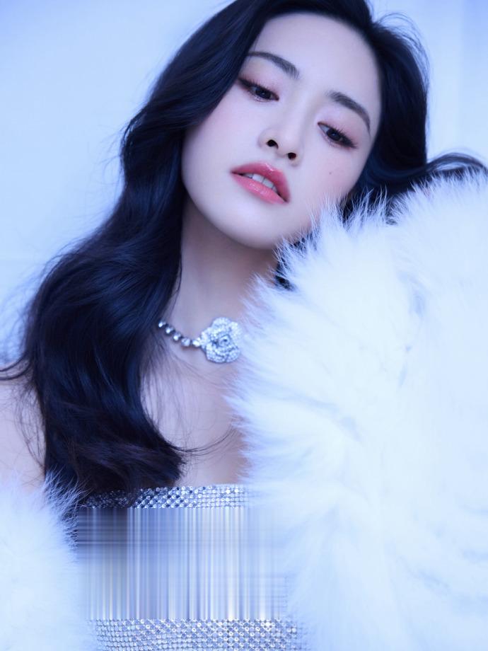 沈月脚踩白色高跟筒靴，这玉腿也太嫩了