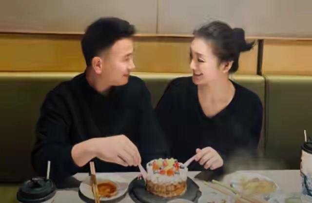 陈亚男与二婚丈夫秀恩爱，男方开通账号粉丝增多，还是留恋网络