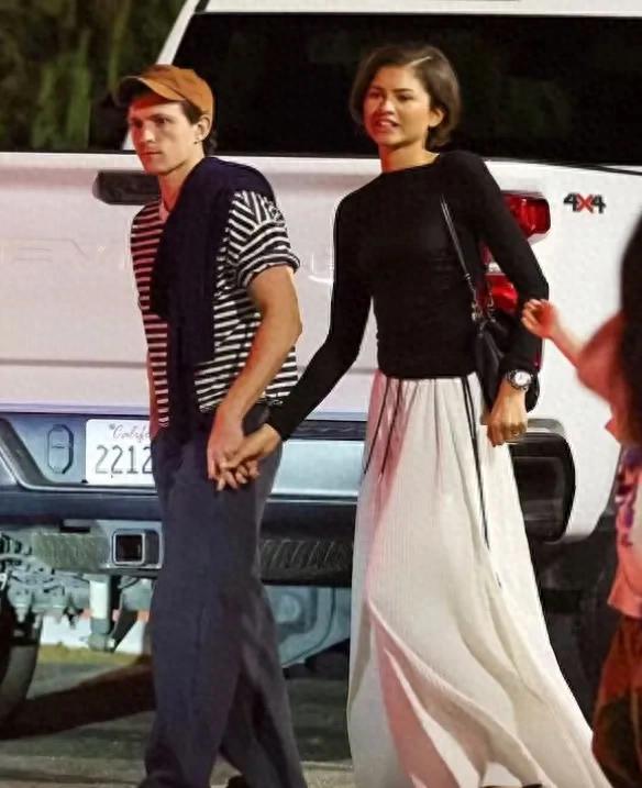 赞达亚荷兰弟婚后首同框，十指相扣好甜蜜，赞达亚私下里特小女生