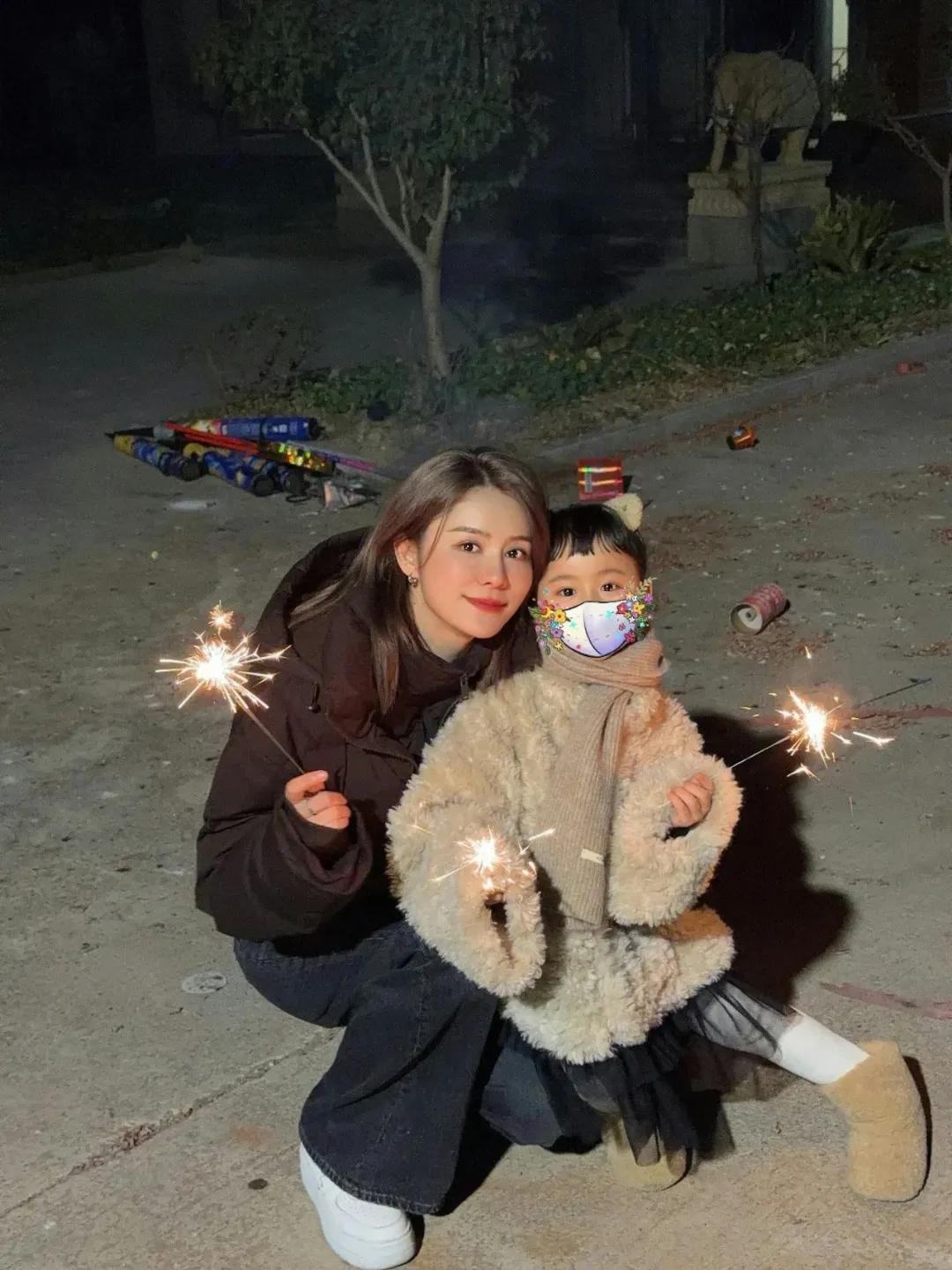 46岁林峯陪老婆回娘家过年,女儿样貌曝光获赞高颜值