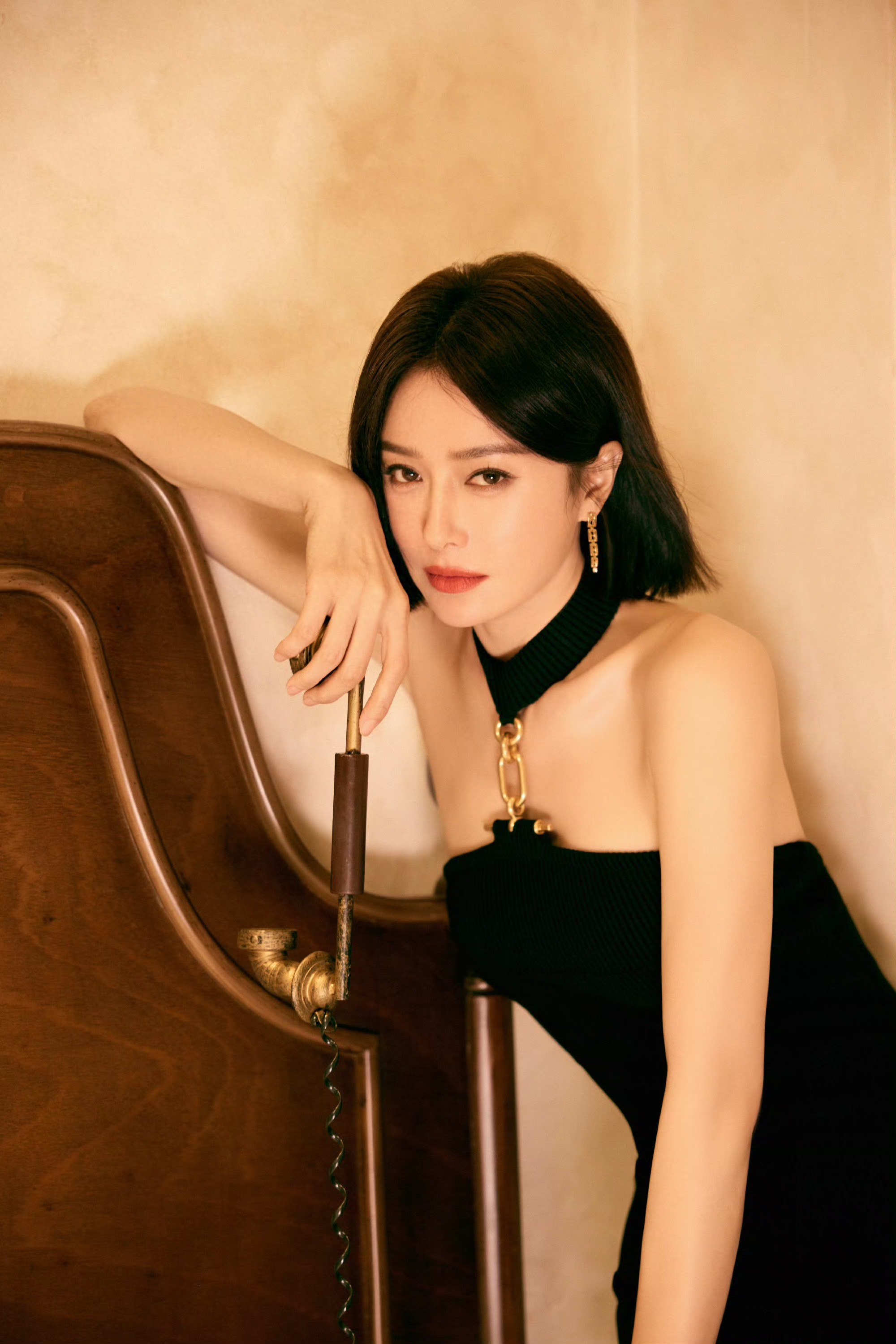 秦岚黑系双造型杀疯了！同场景不同气质，这才是高级感天花板