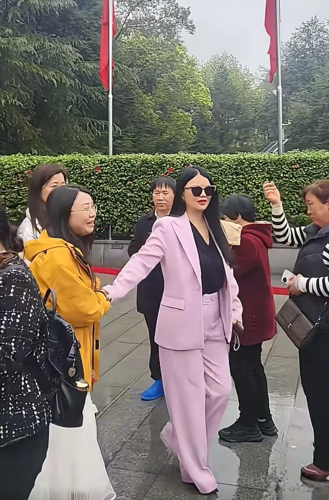 李湘低调现身暴瘦20斤！打扮朴素没拎爱马仕，王诗龄双腿瘦成麻杆