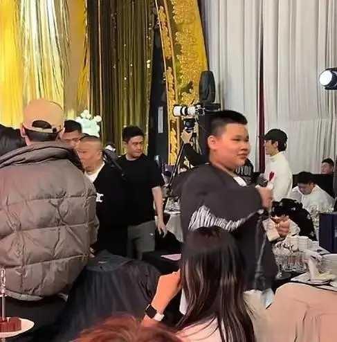 郭德纲一家参加婚礼 11岁郭汾阳胖嘟嘟被宠上天 助哥哥郭麒麟抢到花
