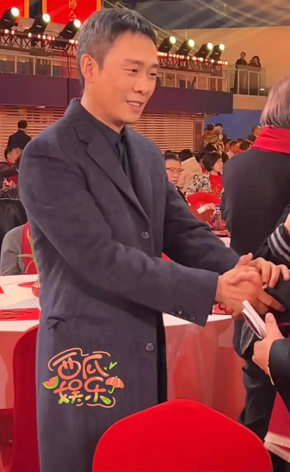 章子怡穿红裙录春晚，陈妍希娇俏，于适站蓝羽身边，张译很帅气