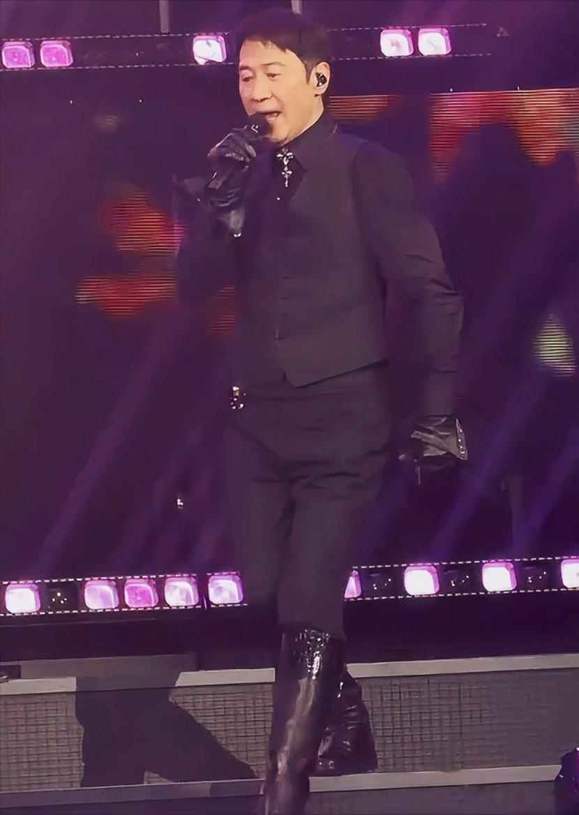 打脸了！59岁黎明酒保造型被骂惨，另一个黎明曝光后，没人敢笑