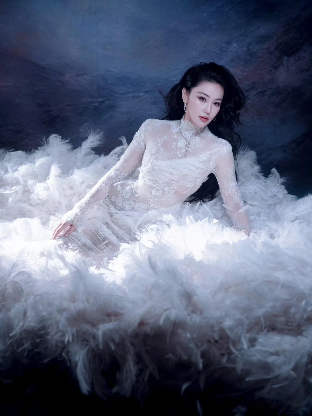 张馨予蕾丝白裙造型封神，宛如千年狐妖现世