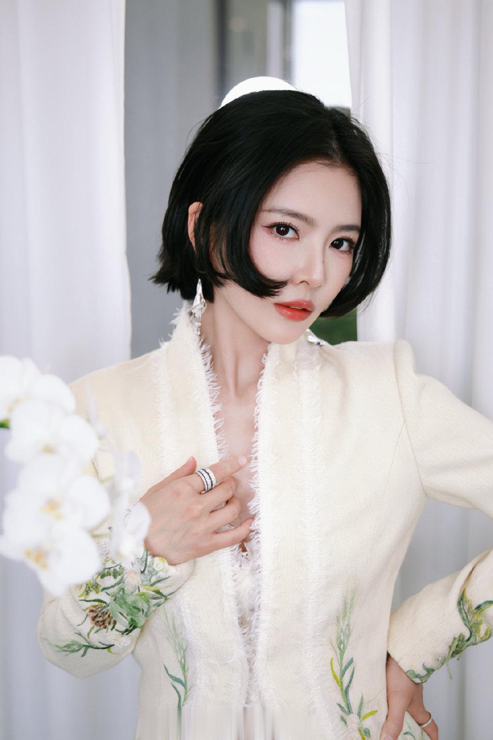 杜淳老婆自曝不想生二胎！带女儿看花好温馨，5岁小蛋饺越长越美