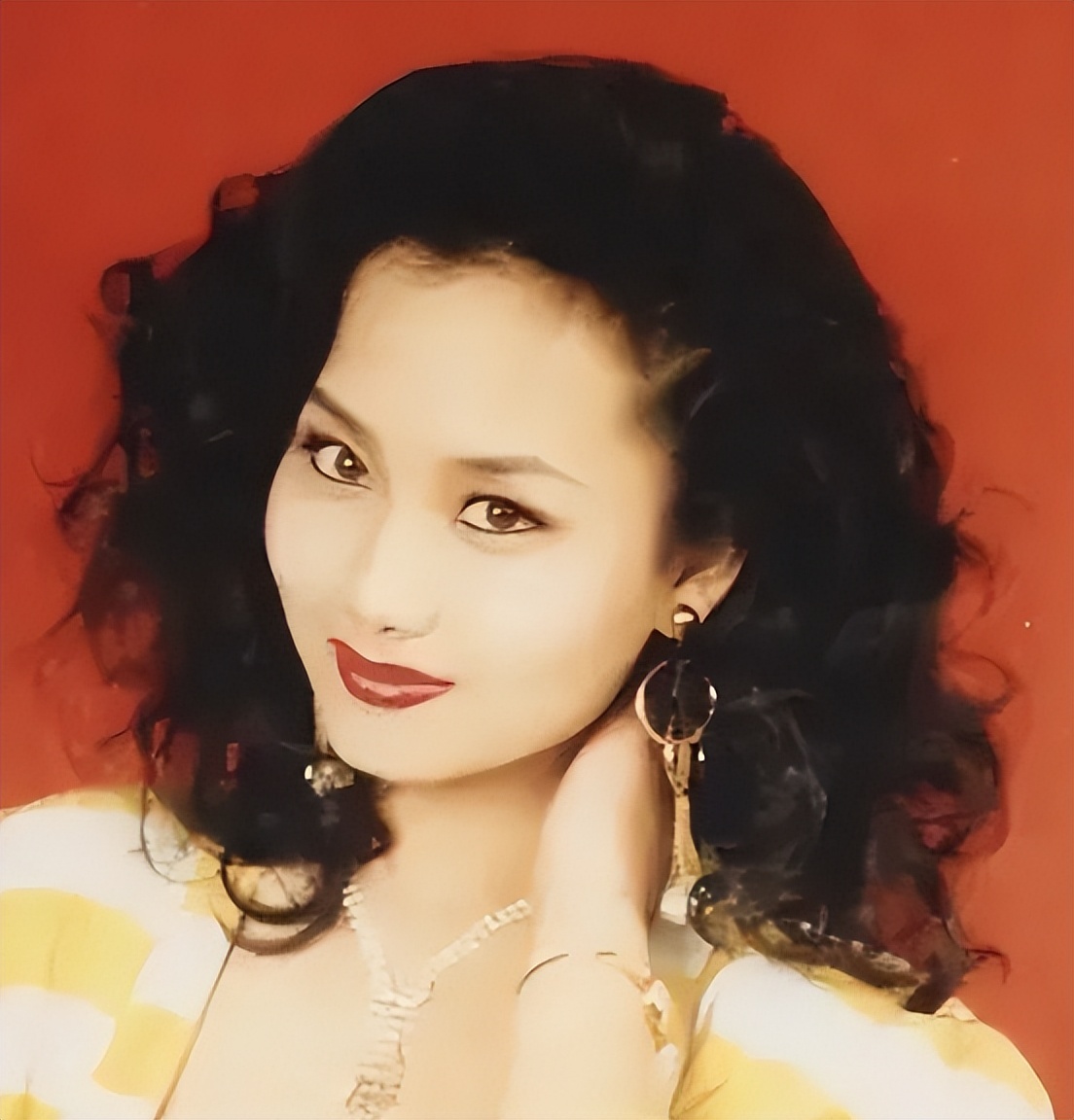 57岁李颖仍风韵犹存，婚姻至今成迷，如今和母亲住上海豪宅