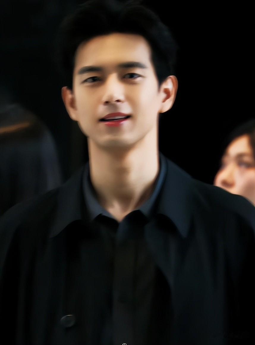 香港活动太真实！郑秀文脸肿，李现瘦成皮包骨，甘比拎51万包土气