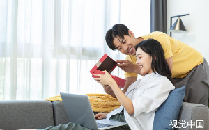 妻子给男助理点外卖备注“老公爱吃”，我冷笑截图，在公司年会惊喜放送