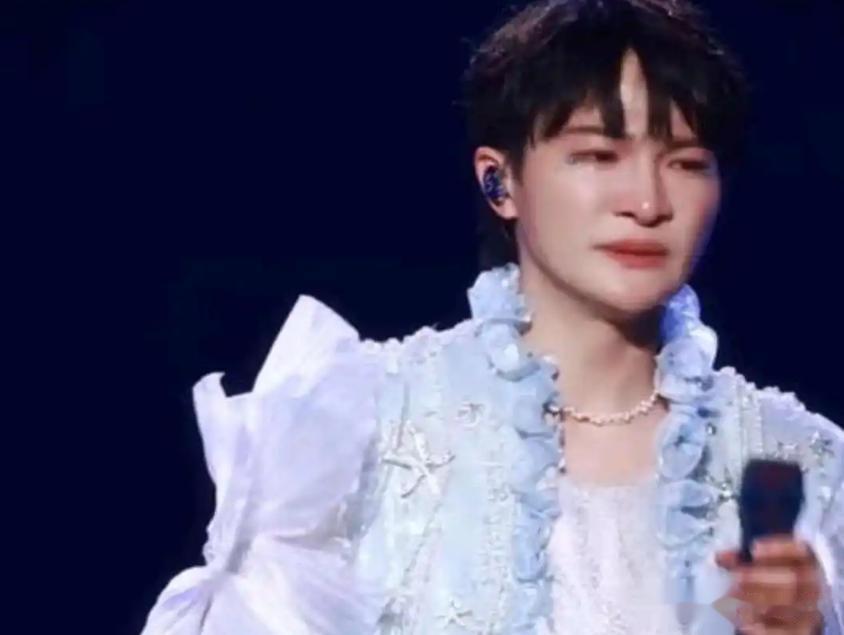 演都不演了？央视点名不到一个月，周深走上大衣哥老路 韩红没说错