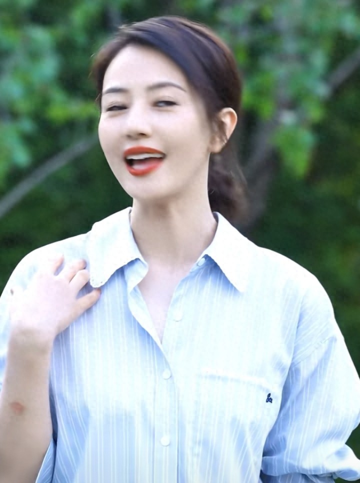 高圆圆春日营业照太惊艳，衬衫低马尾造型，气质清爽美貌依旧
