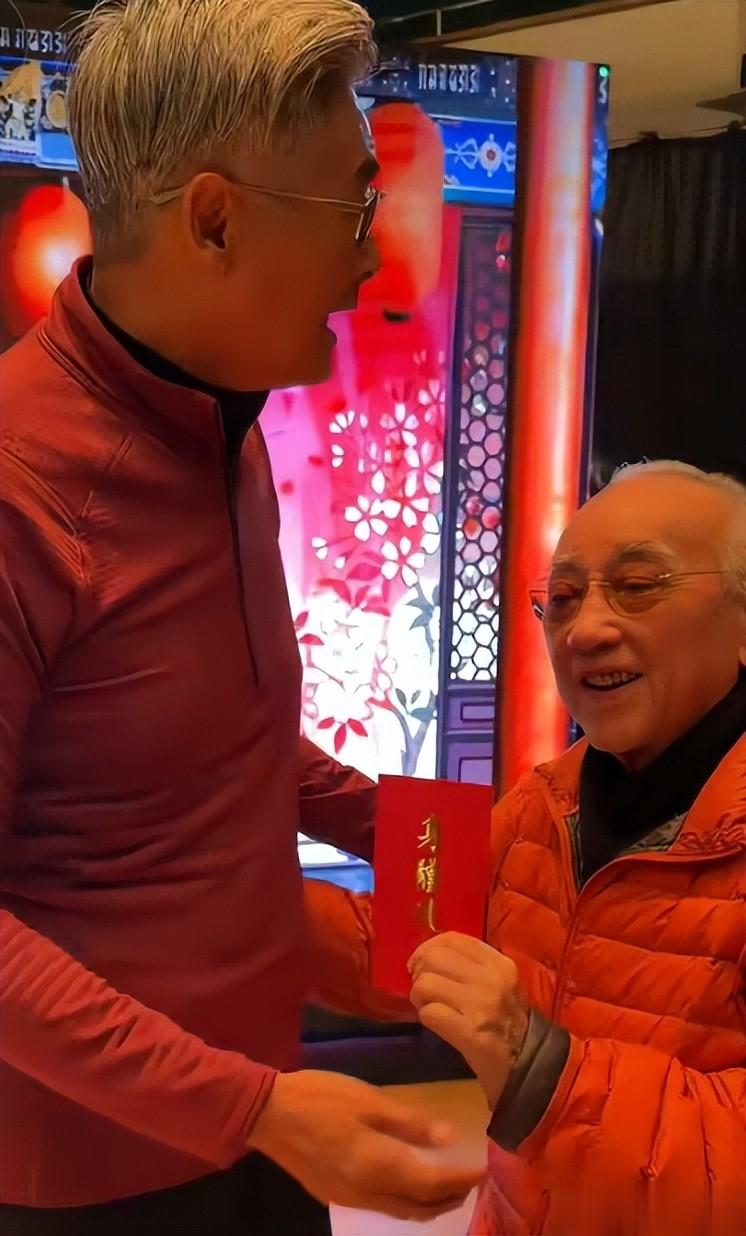 83岁卢海鹏开演唱会，上台颤颤巍巍要人扶，和小8岁陈百祥像父子