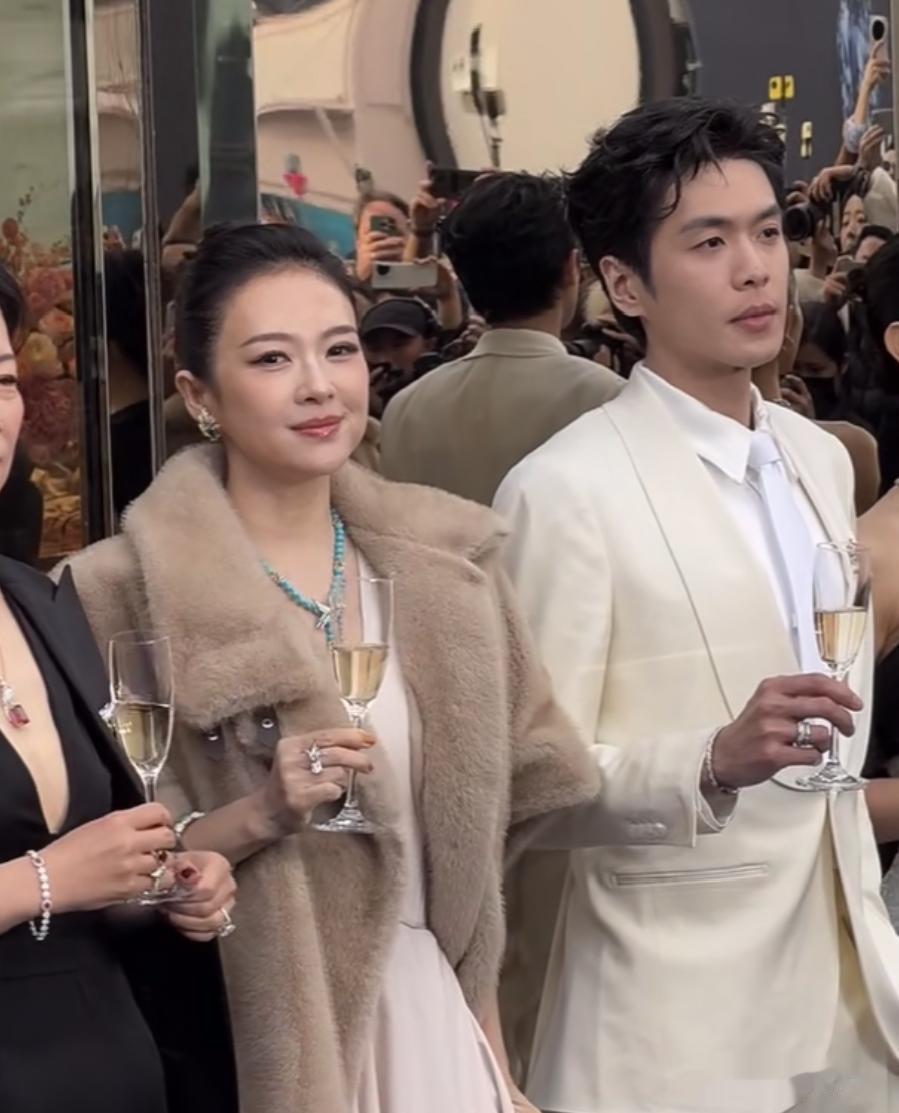 章子怡最新生图发福了，狂涂阴影粉遮盖脸颊，传为新戏增肥20斤