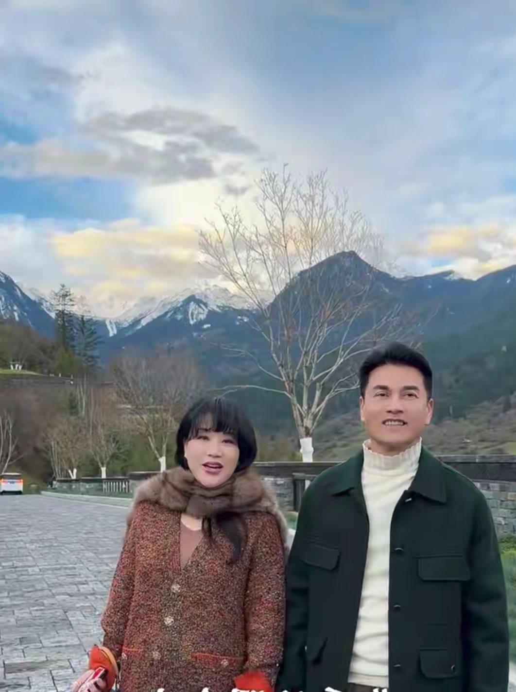 吕良伟夫妻九寨沟度假旅行，执子之手与子偕老，幸福甜蜜令人羡慕
