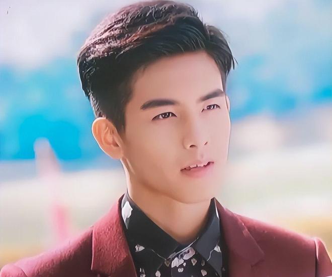 宋威龙MOVA活动生图，宽肩窄腰长腿身材绝