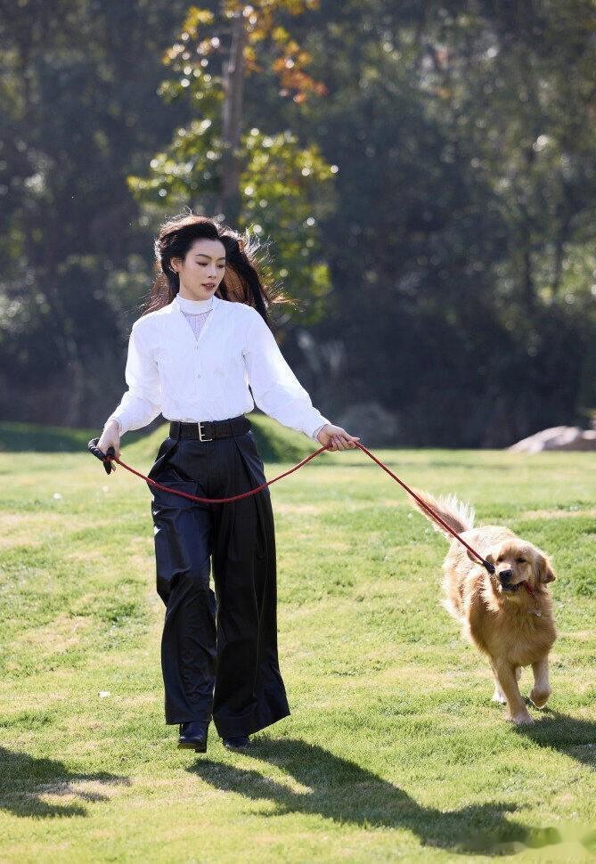 陈丽君拉夫劳伦策马逐梦大片，经典白衬衫与阔腿裤，尽显优雅风骨