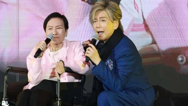 88岁香港知名演员坐轮椅现身