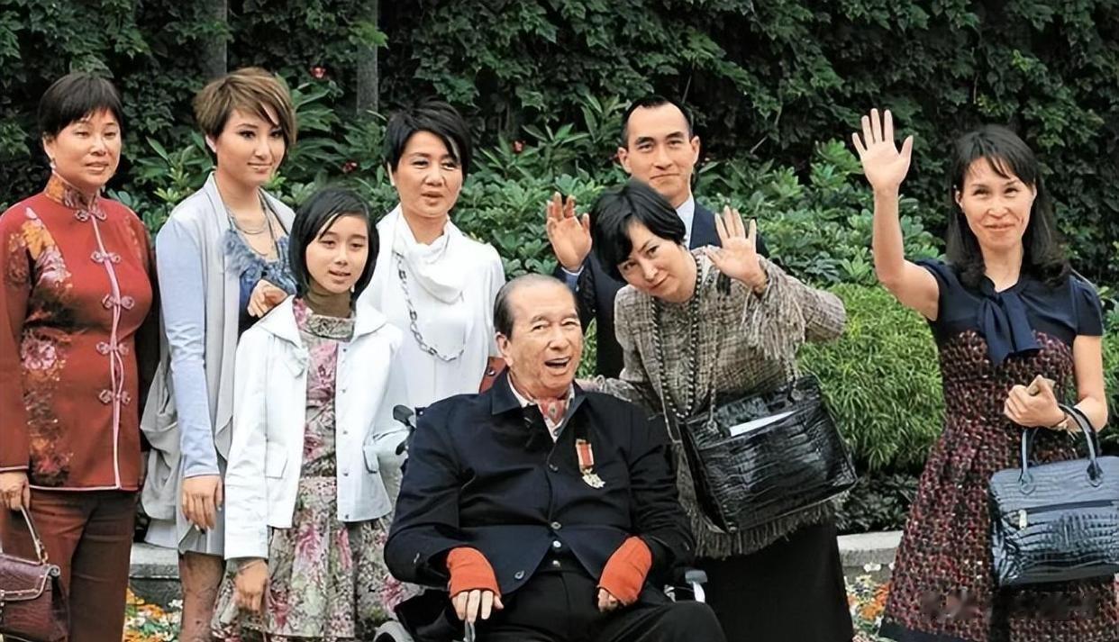 何超琼到何超盈豪宅过年！姐妹俩又搂又抱，跟6岁外甥女穿亲子装