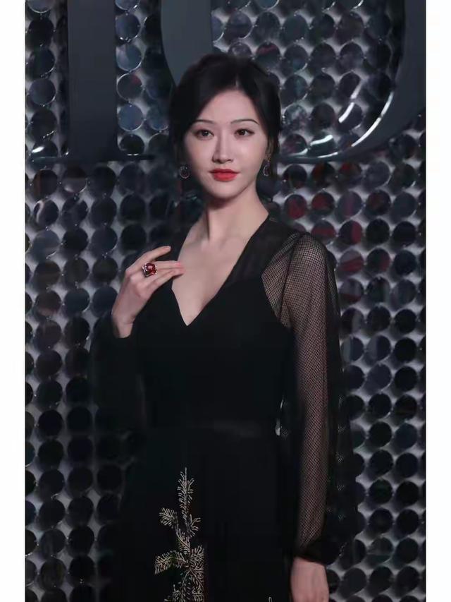 景甜 深V薄纱礼裙，惊艳全场！