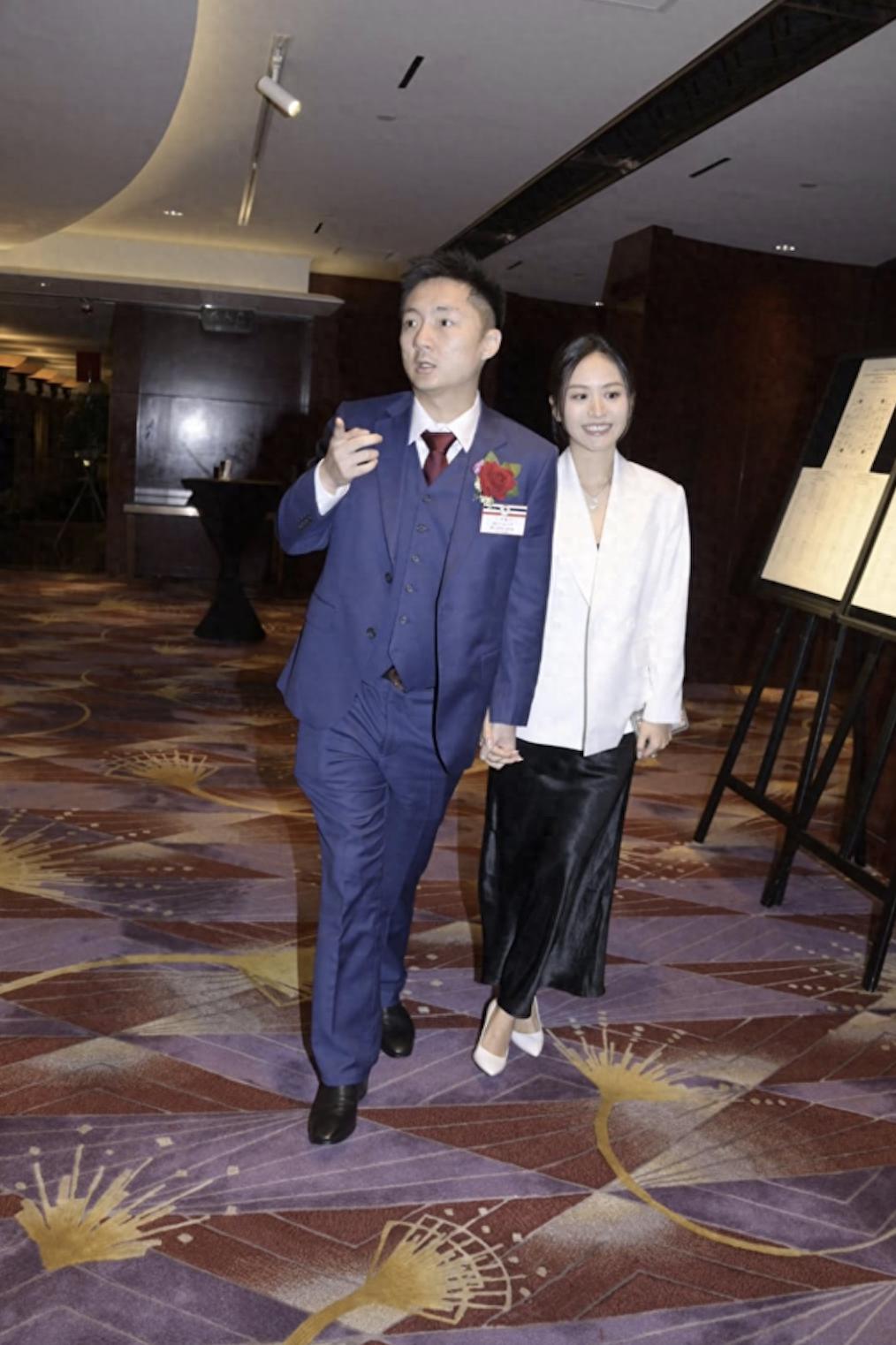 35岁富四代求婚后带未婚妻亮相，晒巨型求婚钻戒，自曝是家传之宝