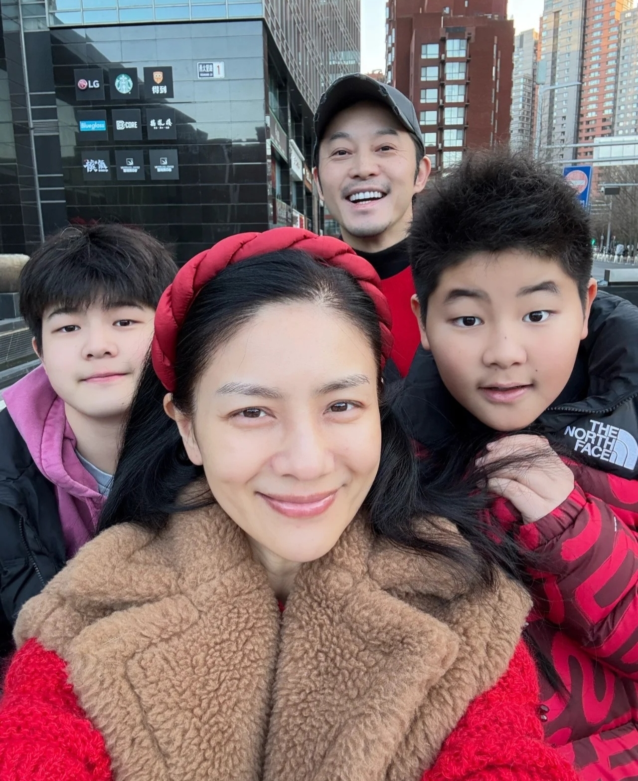 胡可接俩娃回国！14岁安吉扛行李超懂事，胡可帮小儿子拎包太宠溺