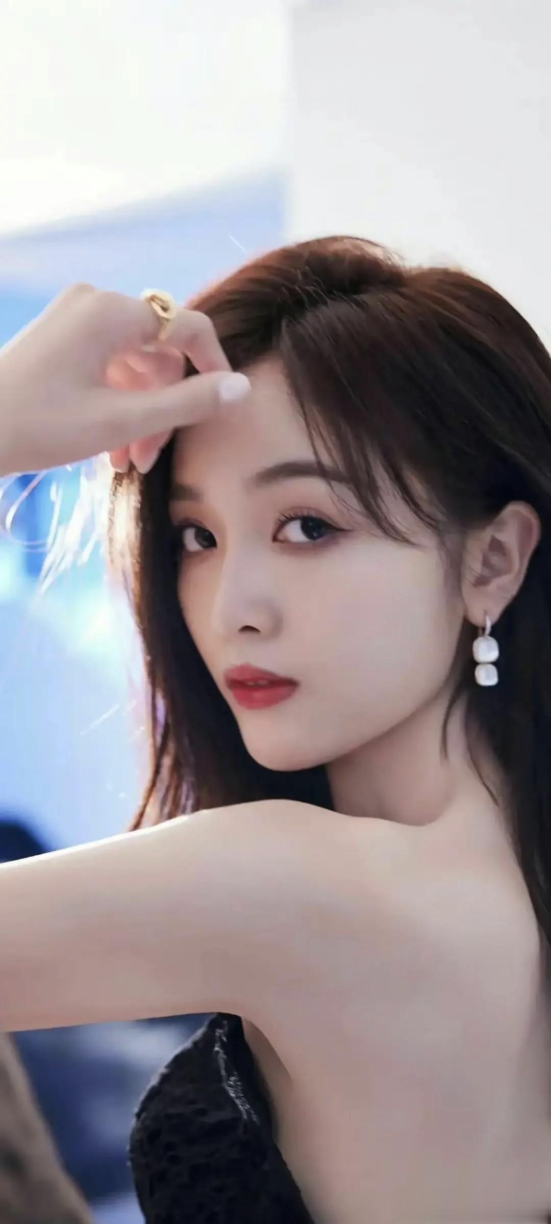 吴宣仪黑色蕾丝短裙，大秀性感美背，太美啦