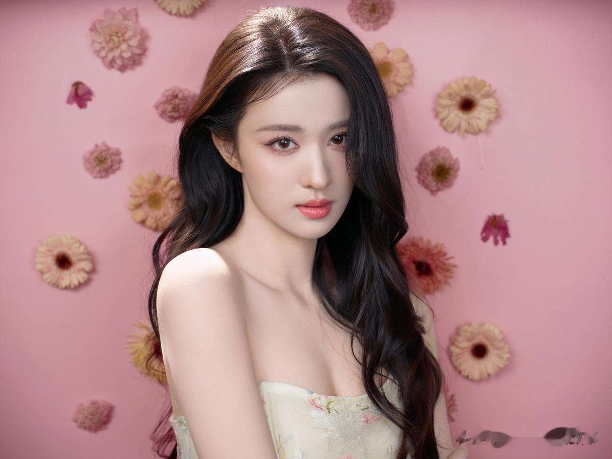 王楚然，春日鲜花抹胸裙穿搭，馥郁缱绻，花影婆娑，悠然优雅之姿