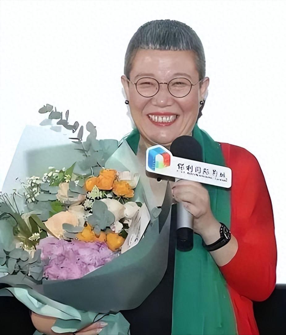 父亲是师长，哥哥是书记，她曾和张艺谋齐名，为何如今得了精神病