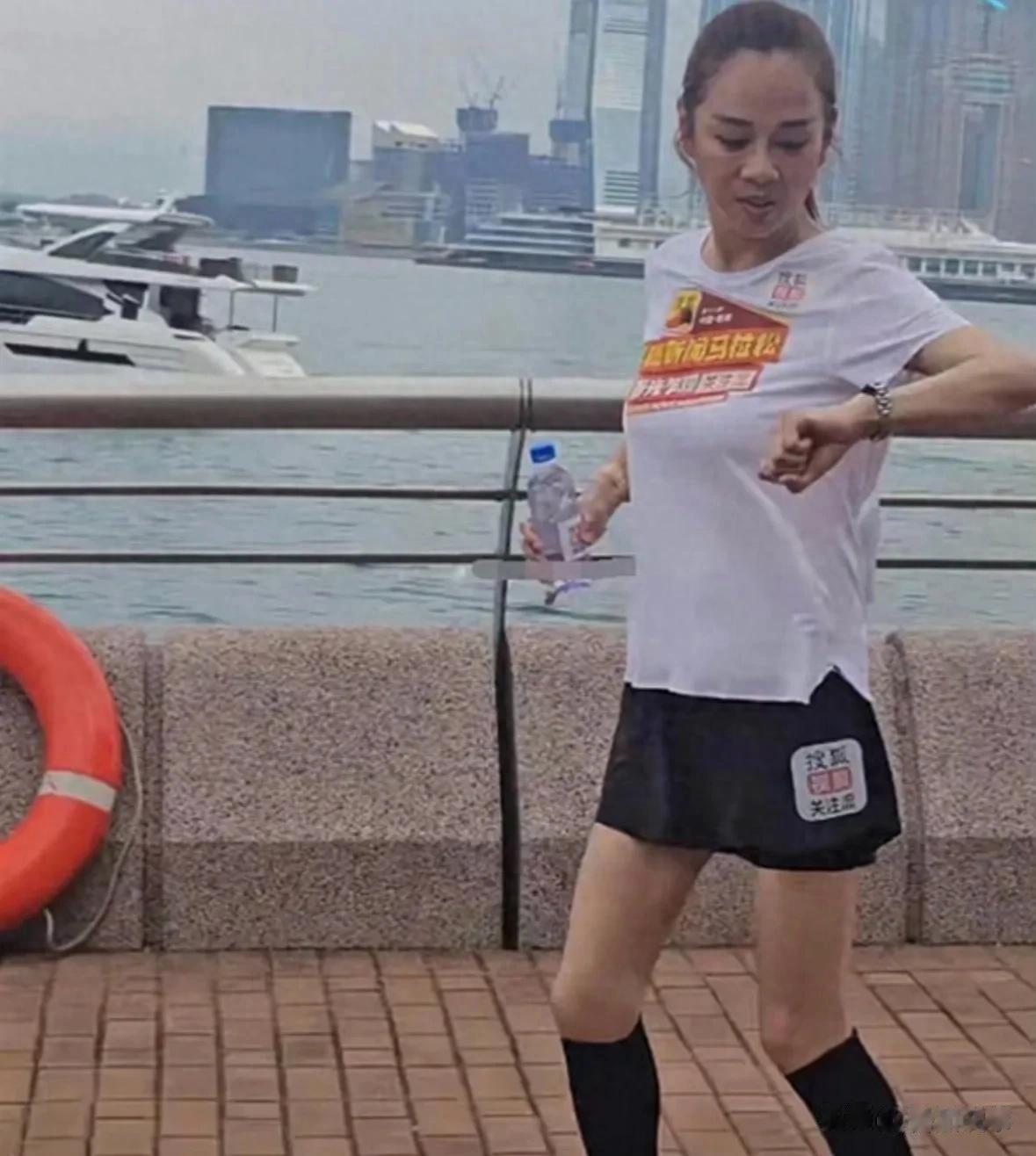 香港马拉松现场，陈松伶林志玲同框引热议，这俩真不像同龄人