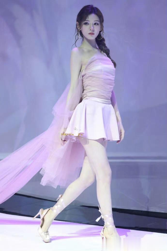 张予曦|粉色薄纱裙造型,将优越的直角肩与天鹅颈衬托得更加精致 ???