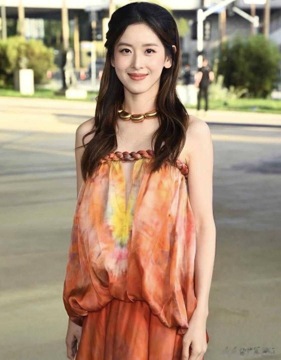 33岁章泽天去参观洛杉矶一位艺术家的工作室，她的穿衣打扮好少女