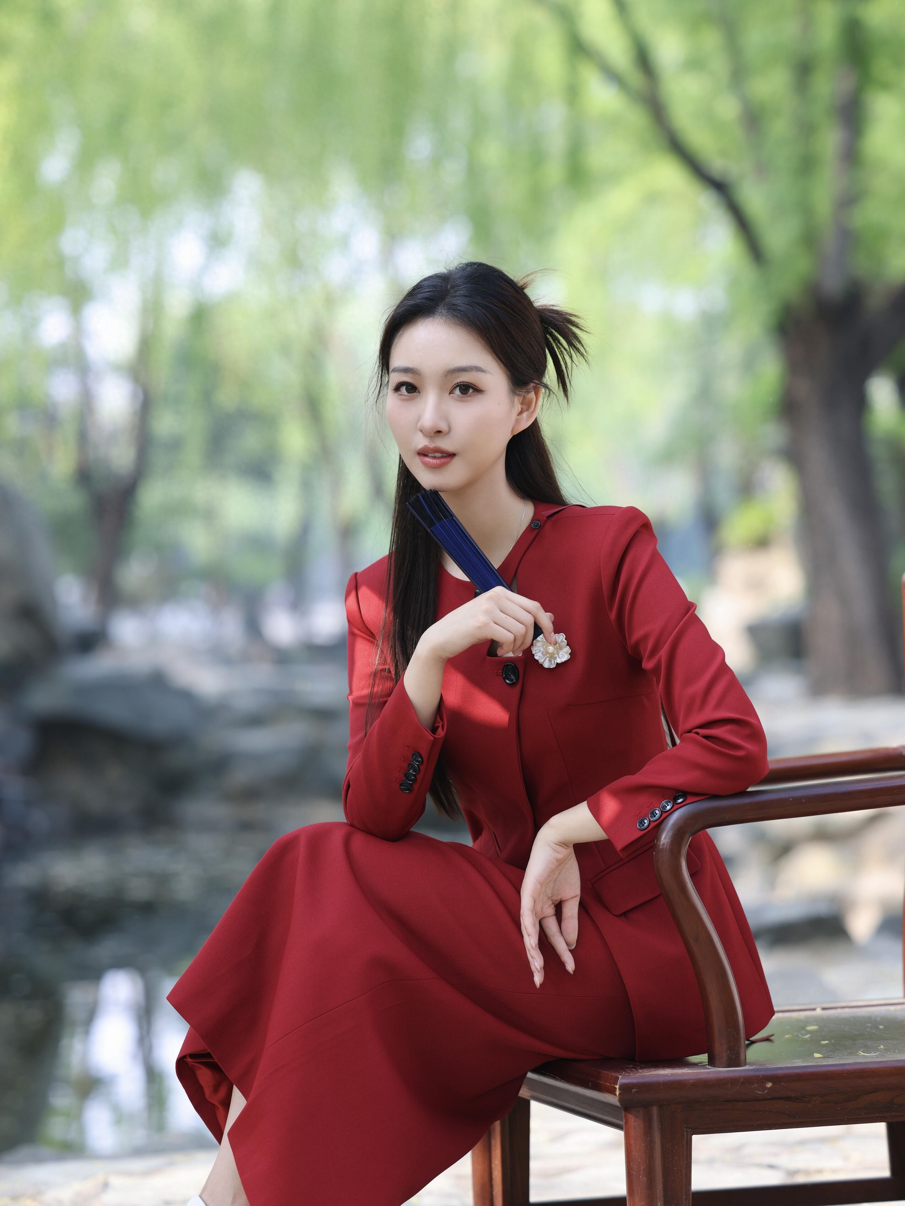 主持人刘璇今日份美拍，这一身红色真是国色芳华