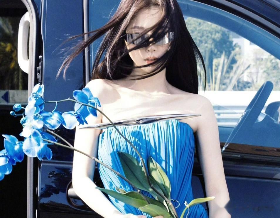 虞书欣 ｜戛纳街拍，很出片哎~电影海报既视感 ???