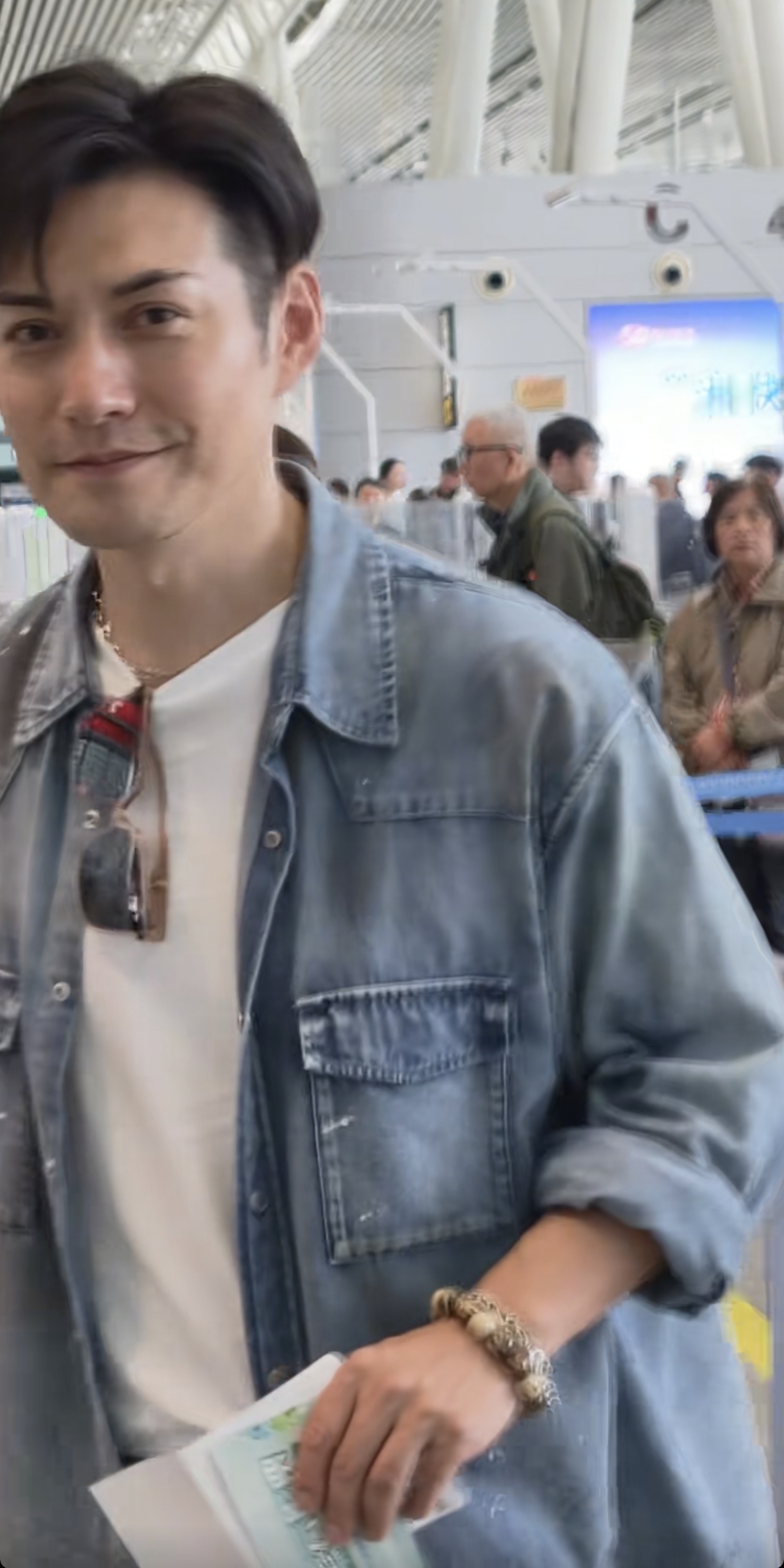 严屹宽现身长沙机场，好伟大的一张建模脸，本人好帅还很有礼貌！