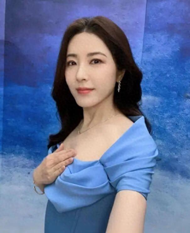 50岁曾黎近况曝光！出席活动身材迷人气质优雅，单身生活十分惬意