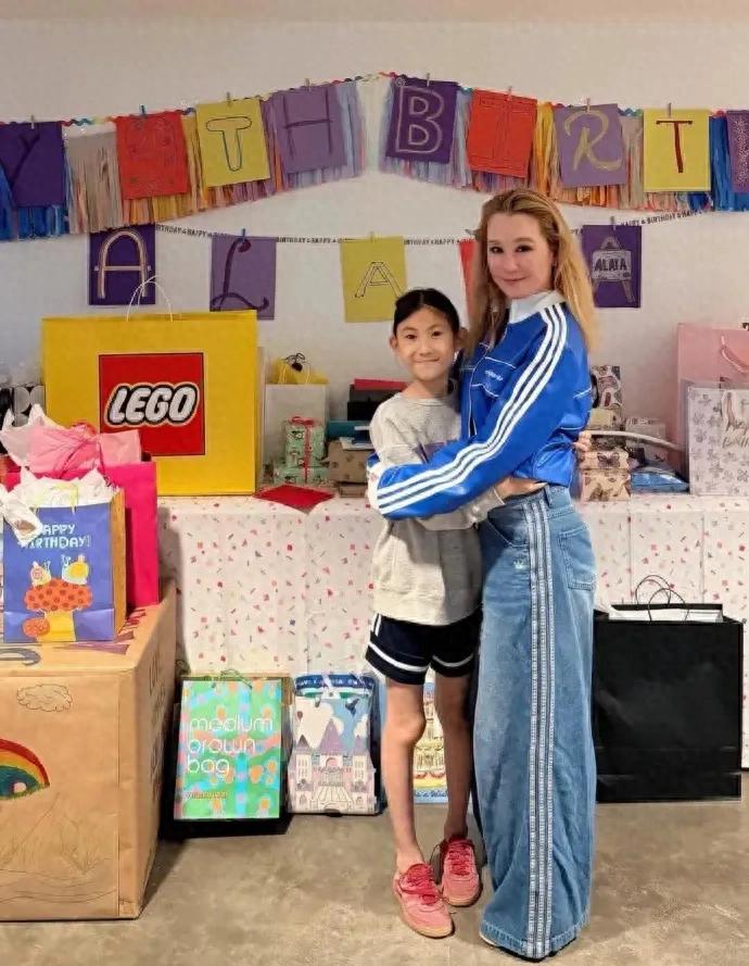 陈冠希为爱女庆生,Alaia抱着姑姑合照,瘦得膝盖骨突出个头很高