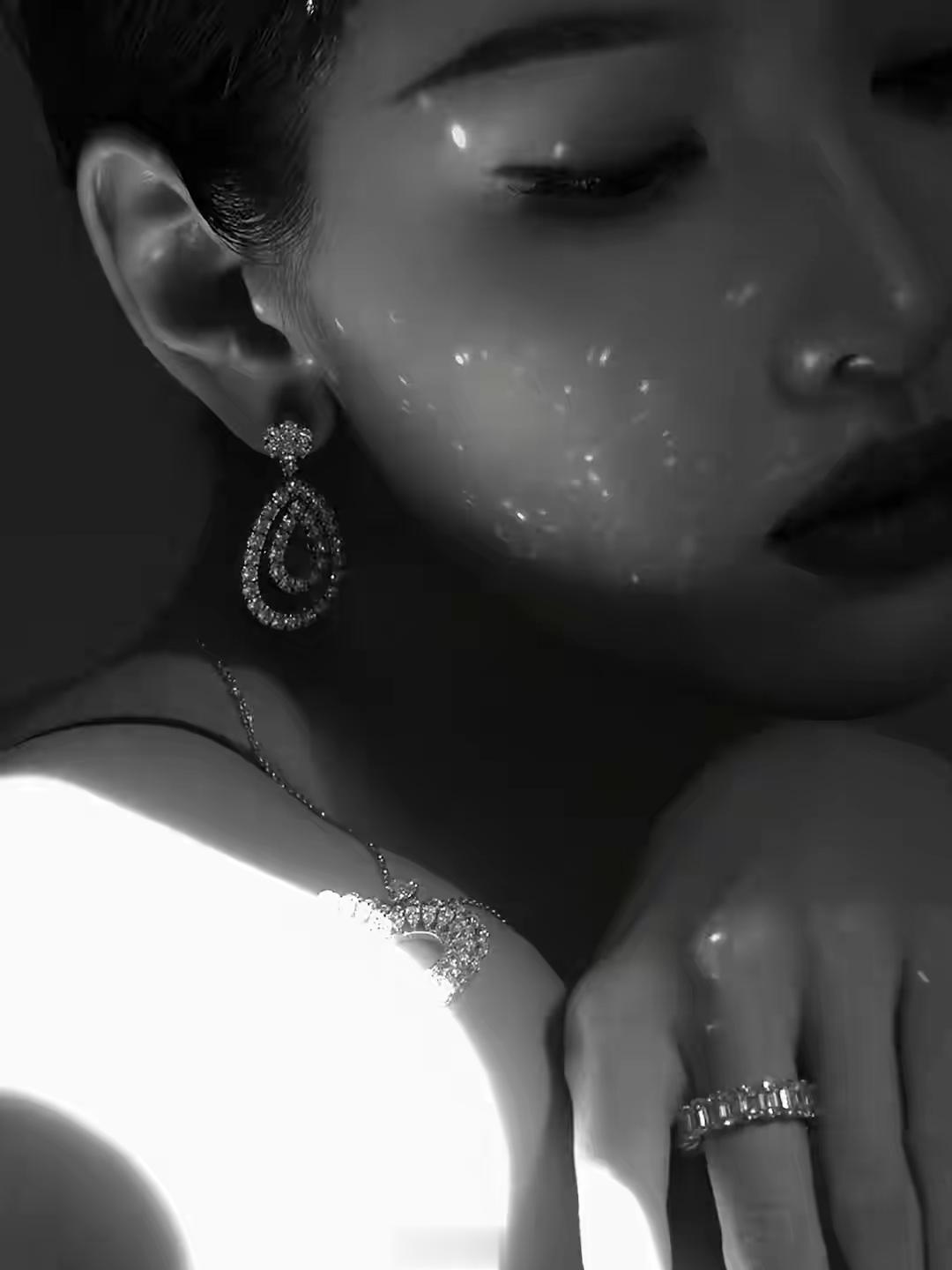 陈都灵深V露背长裙优雅黑天鹅