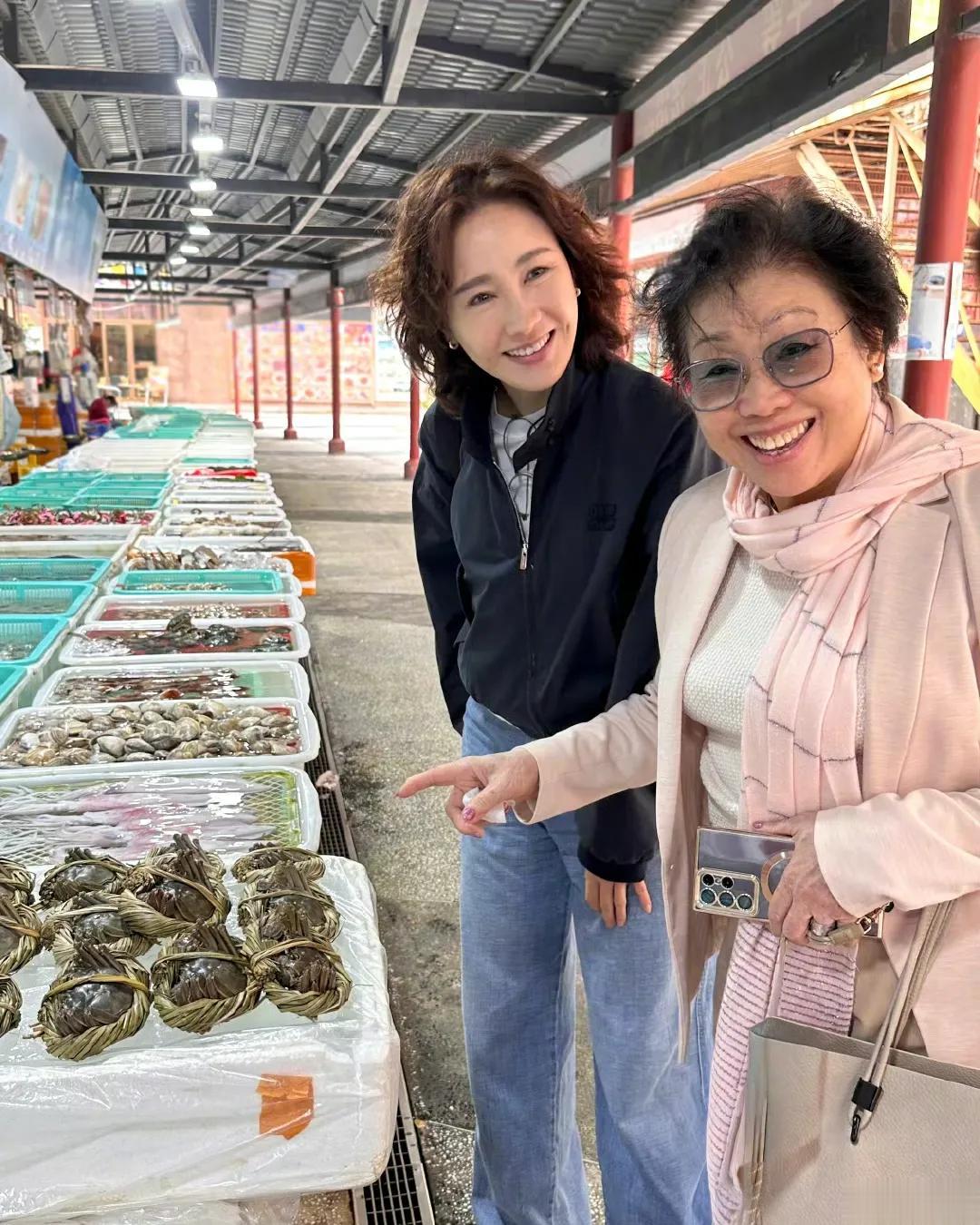 黎姿为爸爸庆祝88岁生日，和家人同框画面温馨，笑容满面很幸福