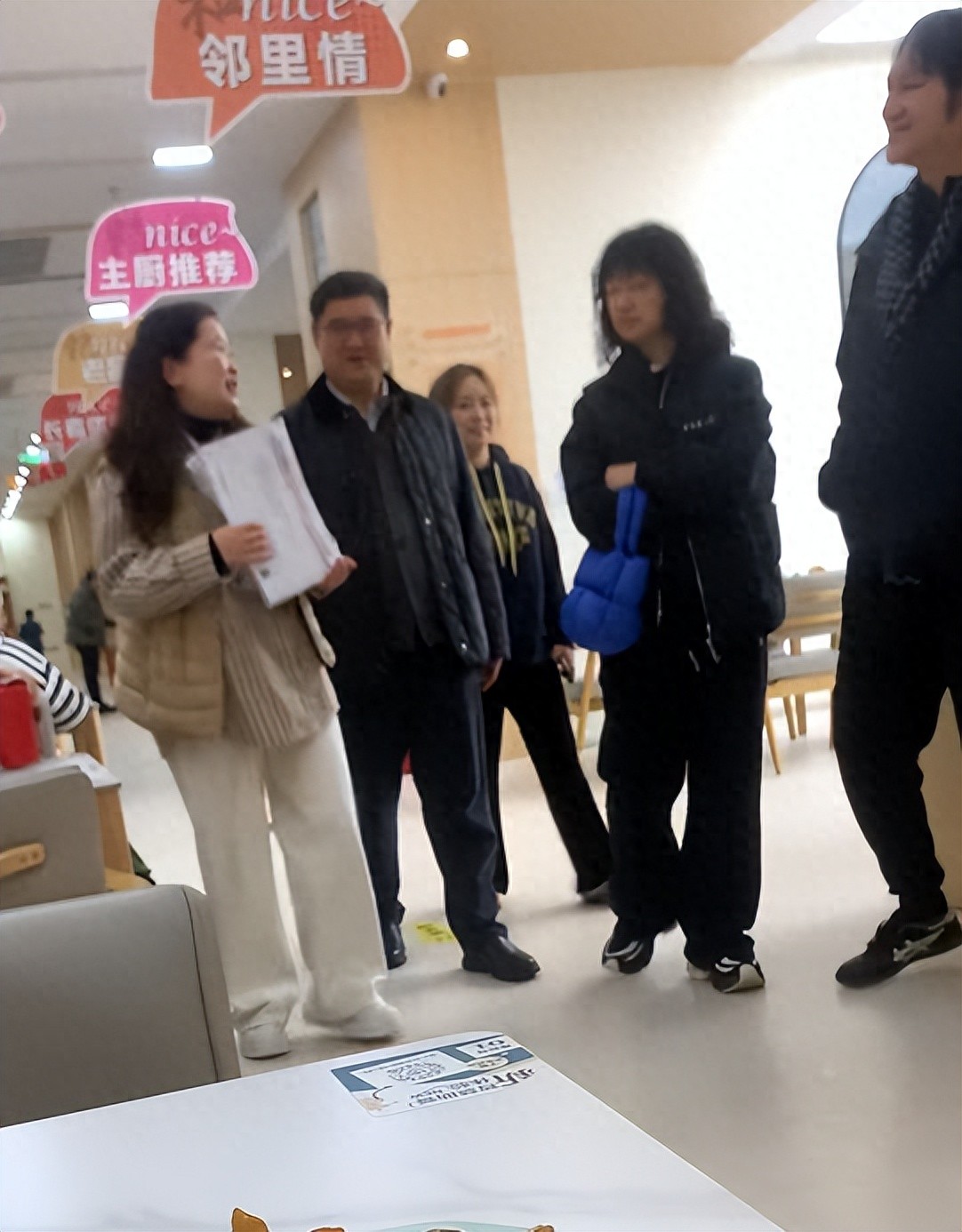偶遇罗海琼夫妇，穿着朴素不像有钱人，总裁老公185高个好温柔