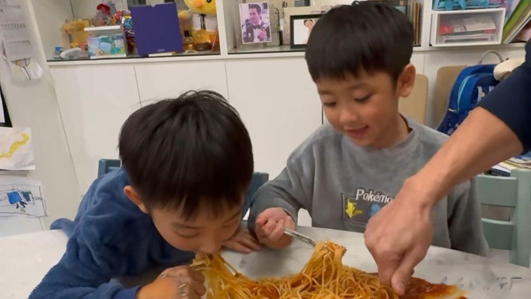 郑嘉颖家把意大利面倒桌上吃！孩子直接上手超满足