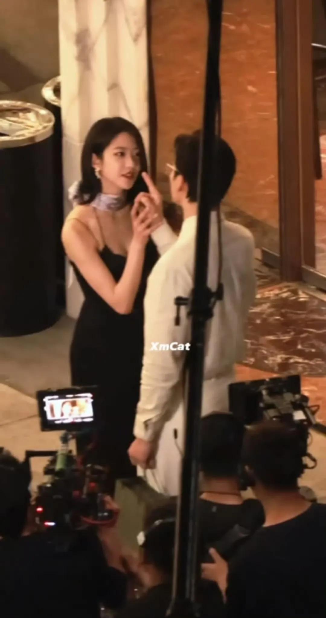 向涵之 路透黑裙 身材太顶了 媚骨天成 被狠狠地迷住了！