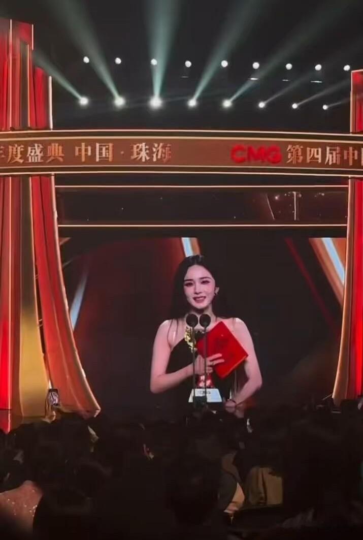 杨幂出席电视剧年度盛典，穿黑色抹胸礼服裙 长发及腰教科书般优雅