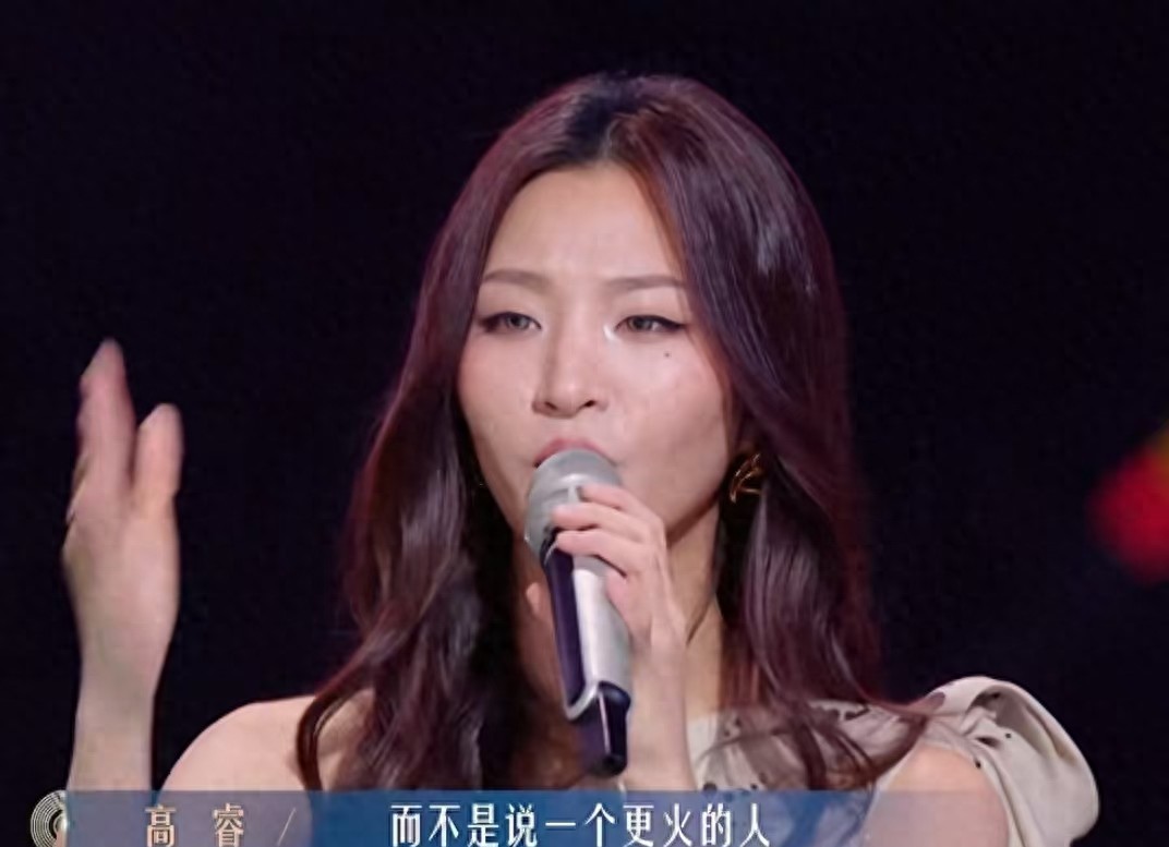 当萧敬腾按住话筒，梁源的手指还停在评分板上