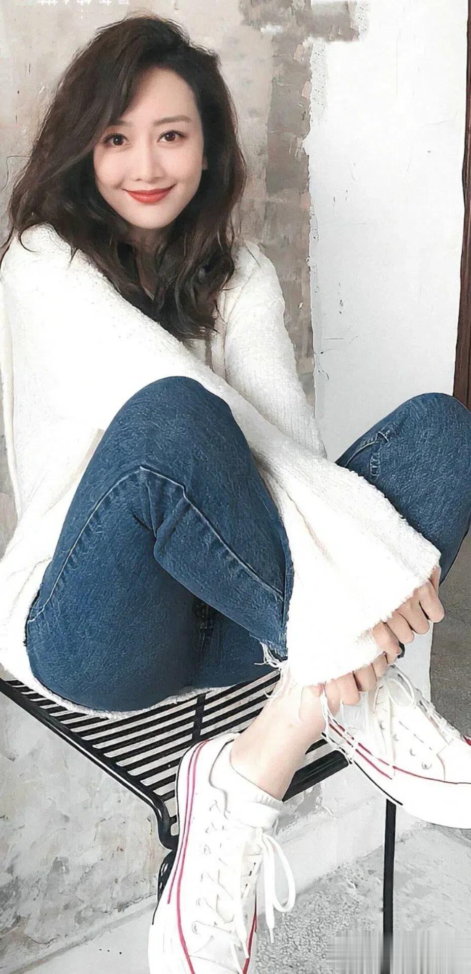 王鸥写真鉴赏|白毛衣+牛仔裤,简约又大方