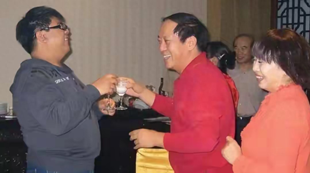 冯巩也没想到,家产尽失的牛群,如今终于找到了晚年的“依靠”