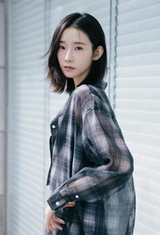 张艺凡会穿是数一数二的!黑格衬衫+长裙,随性慵懒又时髦!